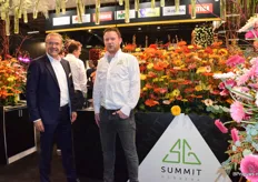 (v.l.n.r.) Ruud en Koos van Summit Gerbera hadden met hun bloemen een mooie plek op de beurs in Aalsmeer